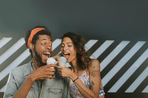 two_friends_eating_icecream